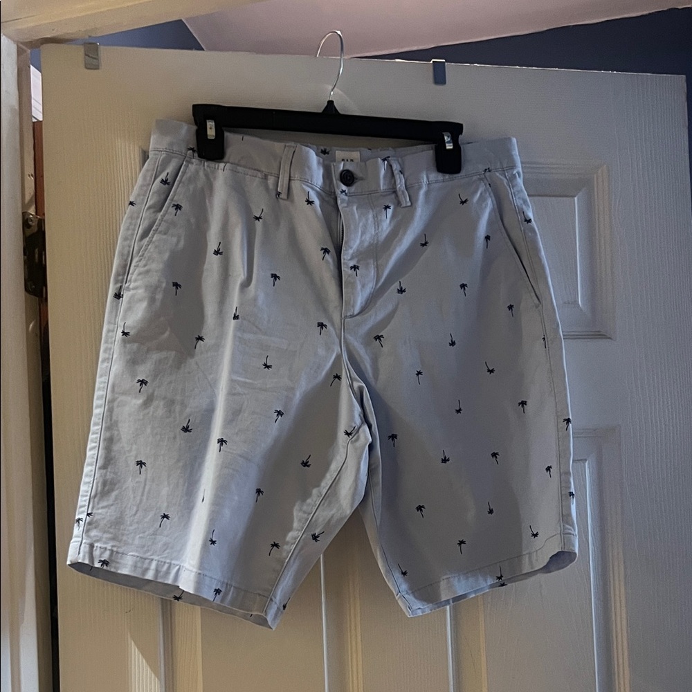 GAP Men's Light Gray Palm Print Shorts